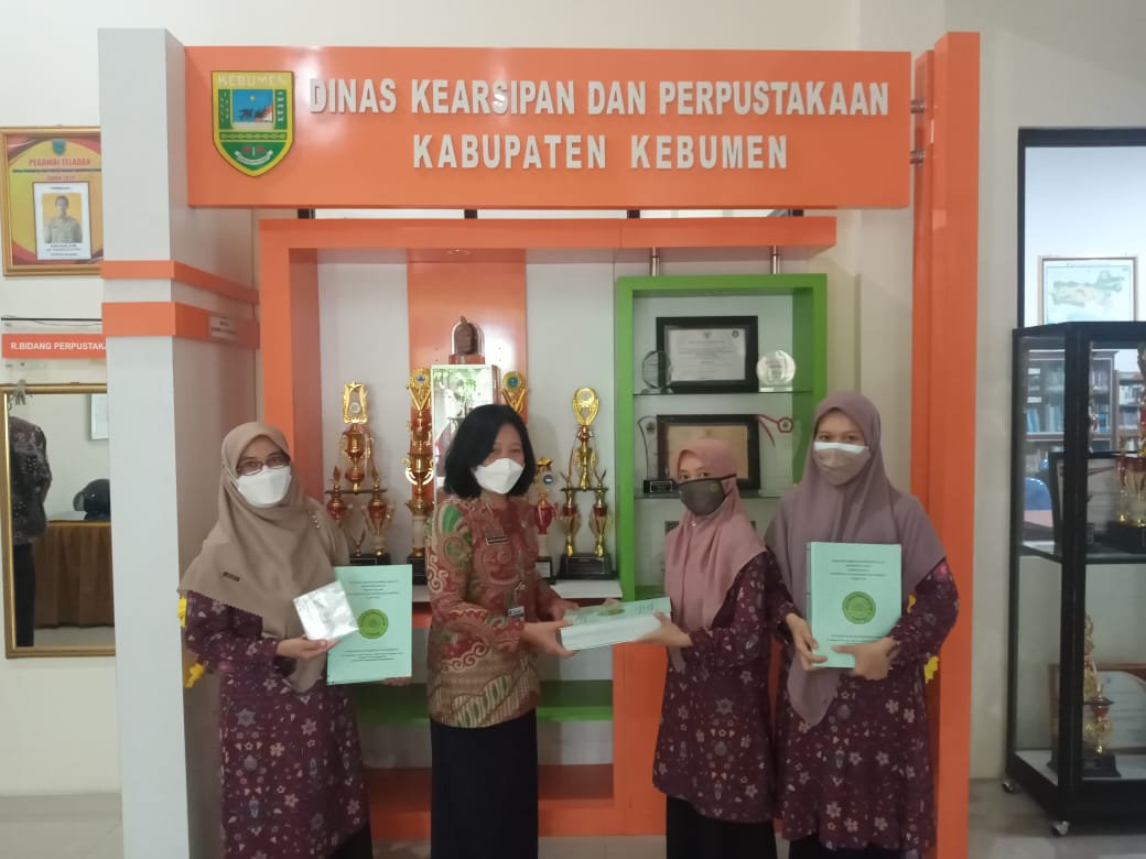 Penyerahan dokumen akreditasi perpustakaan Universitas Muh.Gombong ke Dinas Kearsipan & Perpustakaan Kab. Kebumen